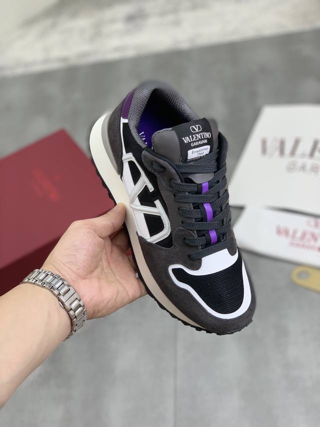 工厂价 实价 华伦天奴 Valentino 早秋新款v Logo Pace慢跑鞋 鞋身超大v Logo搭配鞋舌细节铭牌，体现出独特的3D视觉效果，吸睛天花板。